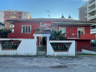 Foto Villa singola a Montesilvano Centro di 371 m² con 12 locali in vendita