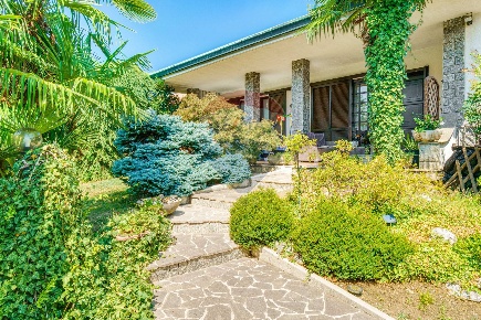 Foto Villa singola in via campanella, Castellanza di 300 m² con 7 locali