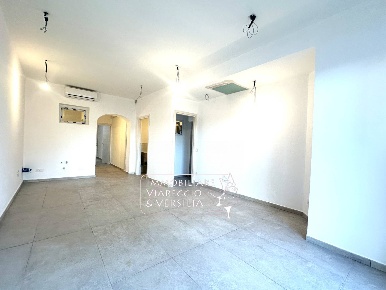 Foto Capannone industriale in Via Nicola Pisano, Viareggio di 95 m²