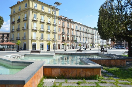 Foto Attività commerciale in Piazza Umberto I, Atripalda di 80 m²