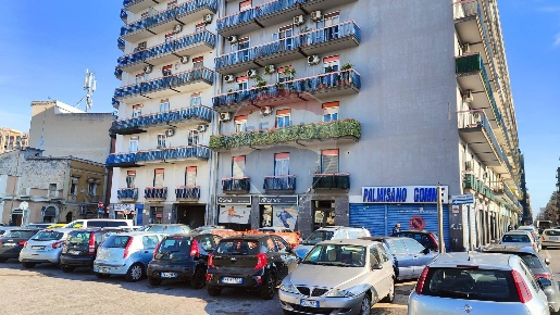 Foto Locale commerciale in Largo Francesco Crispi, Bari Libertà di 150 m²