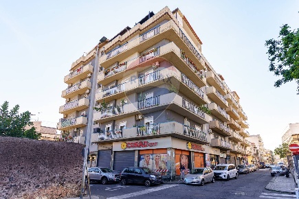 Foto Appartamento in Via Wzì, Catania Picanello di 135 m² con 8 locali