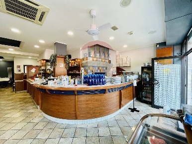 Foto Locale commerciale a Torino Madonna di Campagna di 300 m² con 5 locali