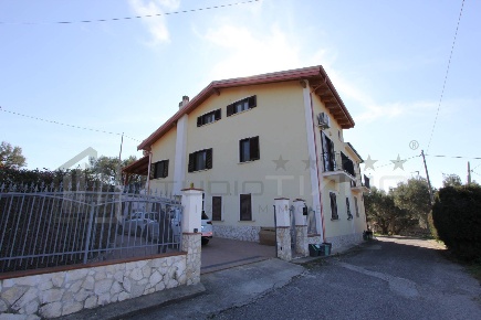 Foto Casa indipendente in VIA BADESSA, Cosenza Donnici di 278 m² in vendita