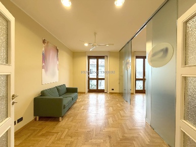 Foto Ufficio in Via Italia, Monza Centro Storico di 153 m² con 5 locali