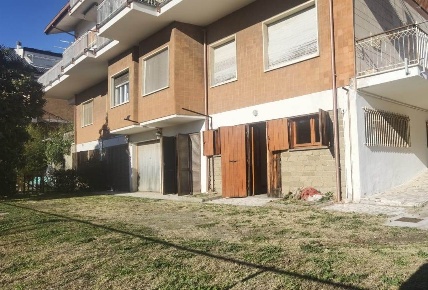 Foto Garage a Viterbo Grotticella - Mazzetta di 110 m² con 2 locali