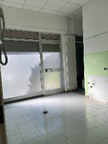Foto Negozio a Piacenza Via Taverna - Ospedale di 75 m² con 3 locali