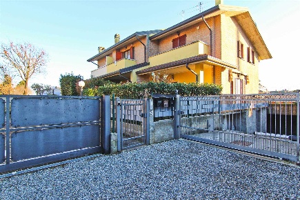 Foto Villa a schiera in Via Don Luigi Sturzo 6, Lazzate di 95 m² in vendita