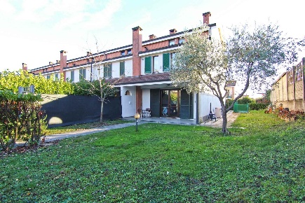 Foto Villa a schiera in Via Leopardi 23, Cogliate Centro di 152 m²