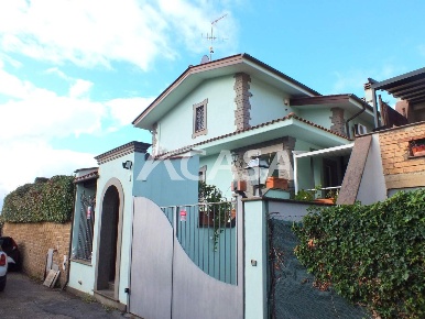 Foto Villa unifamiliare a Ariccia Centro di 270 m² con 4 locali in vendita