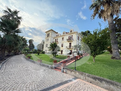 Foto Appartamento in Strada Solaro 189, Sanremo Solaro di 153 m² in vendita