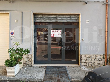 Foto Negozio in Via Sant'Andrea 13, Venafro Centro di 43 m² con 1 locali