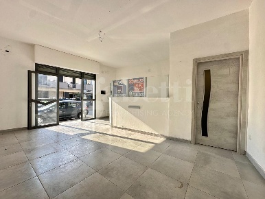 Foto Negozio in San Rocco, Marano di Napoli Centro di 35 m² con 1 locali