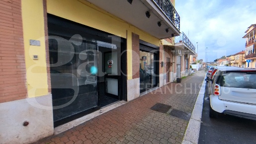 Foto Negozio in Via Lombardia 25, Aprilia Centro di 90 m² con 5 locali