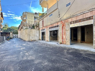 Foto Box in Marano Quarto, Marano di Napoli di 250 m² con 5 locali
