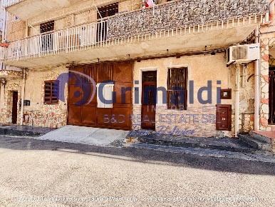 Foto Magazzino in Via CefalÃ¹ 38, Villabate di 100 m² con 2 locali