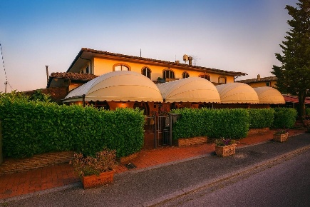 Foto Negozio a Montecarlo Centro di 500 m² con 5 locali in vendita