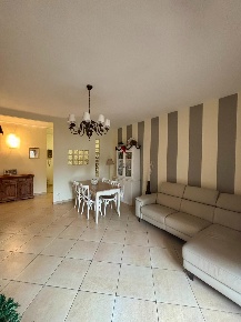 Foto Appartamento a Carrara Avenza di 100 m² con 5 locali in vendita