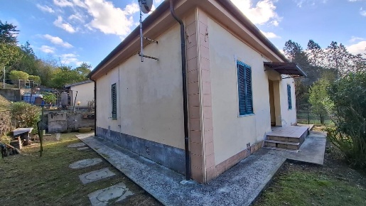 Foto Casa indipendente a Collesalvetti Crocino di 80 m² con 4 locali