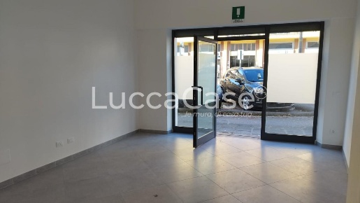 Foto Locale commerciale a Lucca San Marco - Acquacalda di 60 m² in affitto