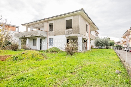 Foto Villa unifamiliare a Calcinaia Chiesino Allori di 268 m² con 11 locali
