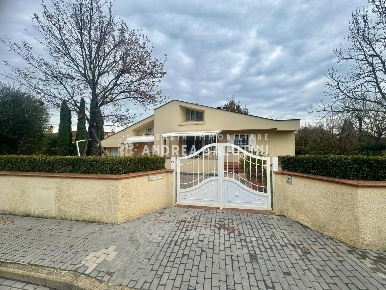 Foto Villa unifamiliare a Pontedera Oltrera di 230 m² con 9 locali