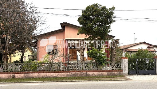 Foto Casa indipendente a Massa Ronchi - Poveromo di 157 m² con 8 locali