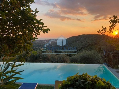 Foto Casale a Pietrasanta di 200 m² con 7 locali in vendita