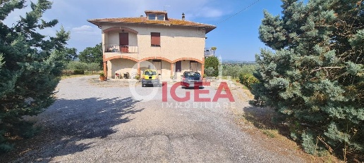 Foto Casale a Montepulciano di 300 m² con 13 locali in vendita