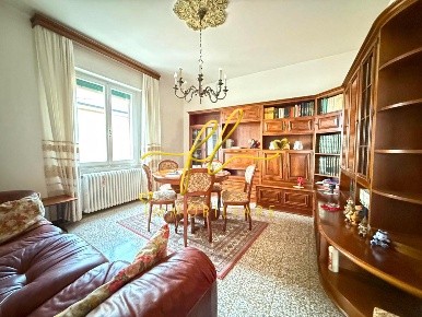 Foto Appartamento a Cecina Cecina Centro di 100 m² con 4 locali in vendita