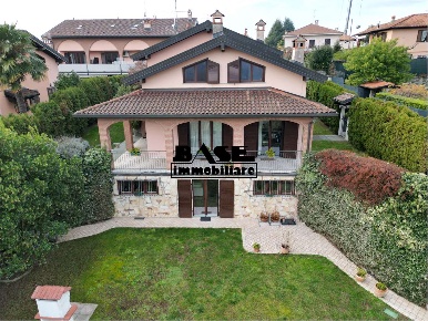 Foto Villa unifamiliare a Casnate con Bernate di 310 m² con 7 locali