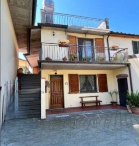 Foto Appartamento in Via Gino Merlini, Montecatini-Terme di 130 m² all'asta