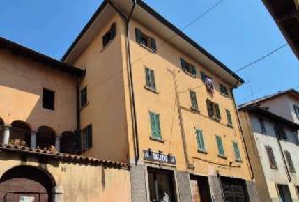 Foto Appartamento in Via G. Garibaldi, Nembro Centro di 51 m² con 3 locali