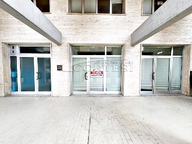 Foto Locale commerciale a Perugia di 102 m² con 2 locali in vendita