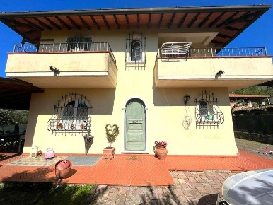 Foto Villa unifamiliare a Massa Romagnano di 160 m² con 7 locali in vendita