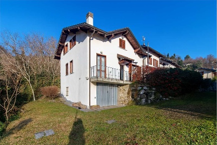 Foto Villa unifamiliare in Via 4 Novembre, Cittiglio Centro di 320 m²