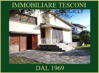 Foto Villa unifamiliare a Pietrasanta di 140 m² con 7 locali in vendita