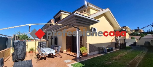 Foto Villa unifamiliare in Oceano Artico, Pomezia Torvaianica Alta di 85 m²