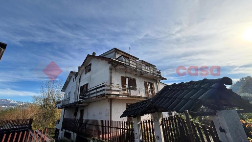 Foto Villa unifamiliare in Via Villini 21, Alatri di 400 m² con 5 locali