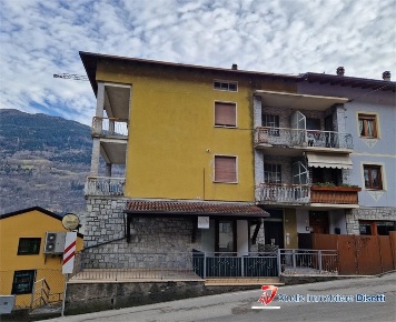 Foto Appartamento in Via IV Novembre, Malonno Centro di 75 m² con 4 locali