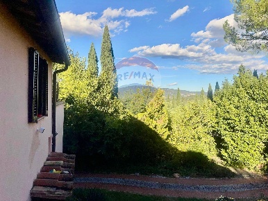 Foto Villa unifamiliare a Magione di 320 m² con 4 locali in vendita
