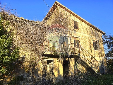 Foto Rustico a Morrovalle di 200 m² con 8 locali in vendita