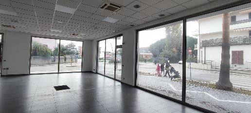 Foto Locale commerciale in Via Trieste, Giulianova Centro di 120 m²