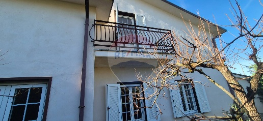 Foto Attività commerciale a Flumeri di 120 m² con 5 locali in affitto