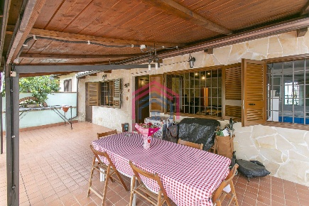 Foto Villa a schiera in Via Dei Sergii, Roma di 111 m² con 3 locali