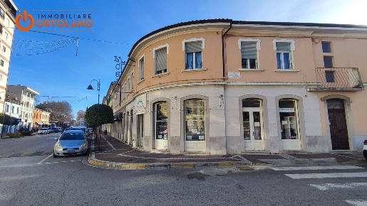 Foto Locale commerciale in Via Duca D'aosta, Monfalcone di 256 m²