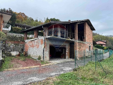 Foto Rustico in VIA E. STUCCHETTI, Besozzo Centro di 150 m² con 4 locali