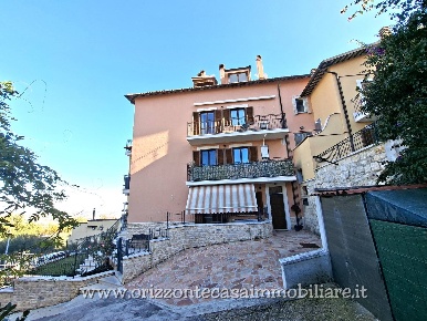 Foto Appartamento a Ascoli Piceno di 190 m² con 10 locali in vendita