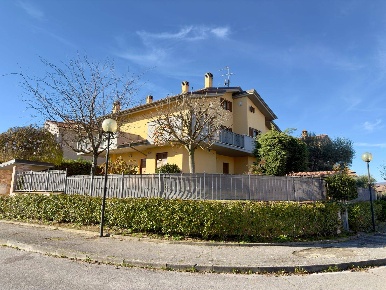 Foto Appartamento in VIA DON MINZONI, Fabriano di 170 m² con 8 locali