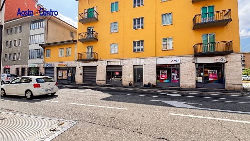 Foto Locale commerciale in Via Chambery, Aosta Centro di 32 m² con 2 locali